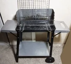 Ψησταριά κάρβουνου μαζί με τη σχάρα της, συνοδεύεται από δεύτερη αχρησιμοποίητη σχάρα ως δώρο.