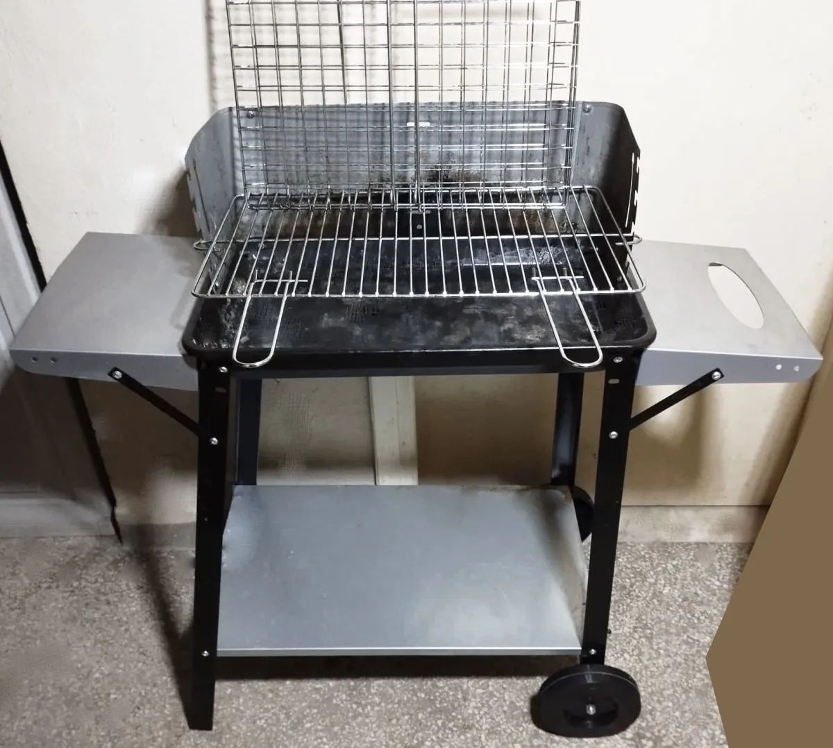 Ψησταριά κάρβουνου μαζί με τη σχάρα της, συνοδεύεται από δεύτερη αχρησιμοποίητη σχάρα ως δώρο. 3 Ψησταριά κάρβουνου μαζί με τη σχάρα της, συνοδεύεται από δεύτερη αχρησιμοποίητη σχάρα ως δώρο.