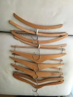 (9) παλιές ξύλινες κρεμάστρες