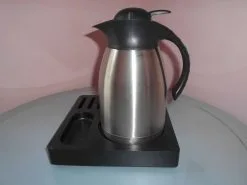 Κανάτα Θερμός 1.5 λίτρων, Inox Επάνω σε Βάση, (Άθραυστη, Ανοξείδωτη Inox 18/10 Διπλά Τοιχώματα με Κενό Αέρος Φ13,5 X 24 Cm, 0,7 Kgr).