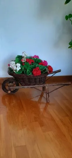 Χειροποιητο καροτσακι για κηπο.
