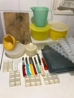 διάφορα κουζινικά (ξύλο κοπής, τάπερ, δοχείο, κανάτα, μαχαίρια, παγοθήκες, στίφτης, χωνί, ανοιχτήρι, σπάτουλα)