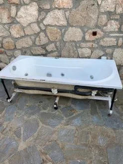 Μπανιέρα με υδρομασάζ