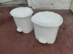 Δυο Πλαστικοί Κάδοι Απορριμμάτων με Πεντάλ 22x19x20cm