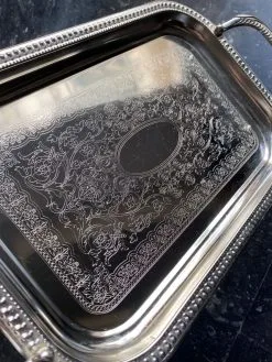 Ασημένιος δίσκος αντίκα με εγχάρακτο μοτίβο