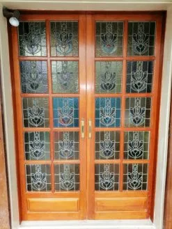 20 Βιτρώ σε συρόμενη διπλή πόρτα μασίφ Όρεγκον, διαστάσεων 2.23x1.5μ.