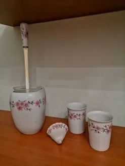 7 πορσελάνινα τεμάχια αξεσουάρ μπάνιου