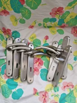 Πωλούνται 5 μεταλλίκες μπετούγες πόμολα πόρτας