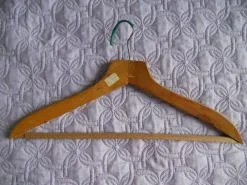 Συλλεκτική ξύλινη κρεμάστρα ρούχων Αφοί Διαμαντή